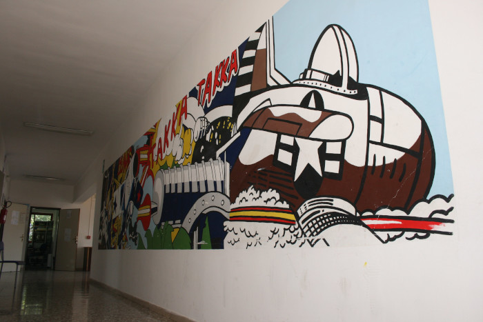 Corridoio con murales